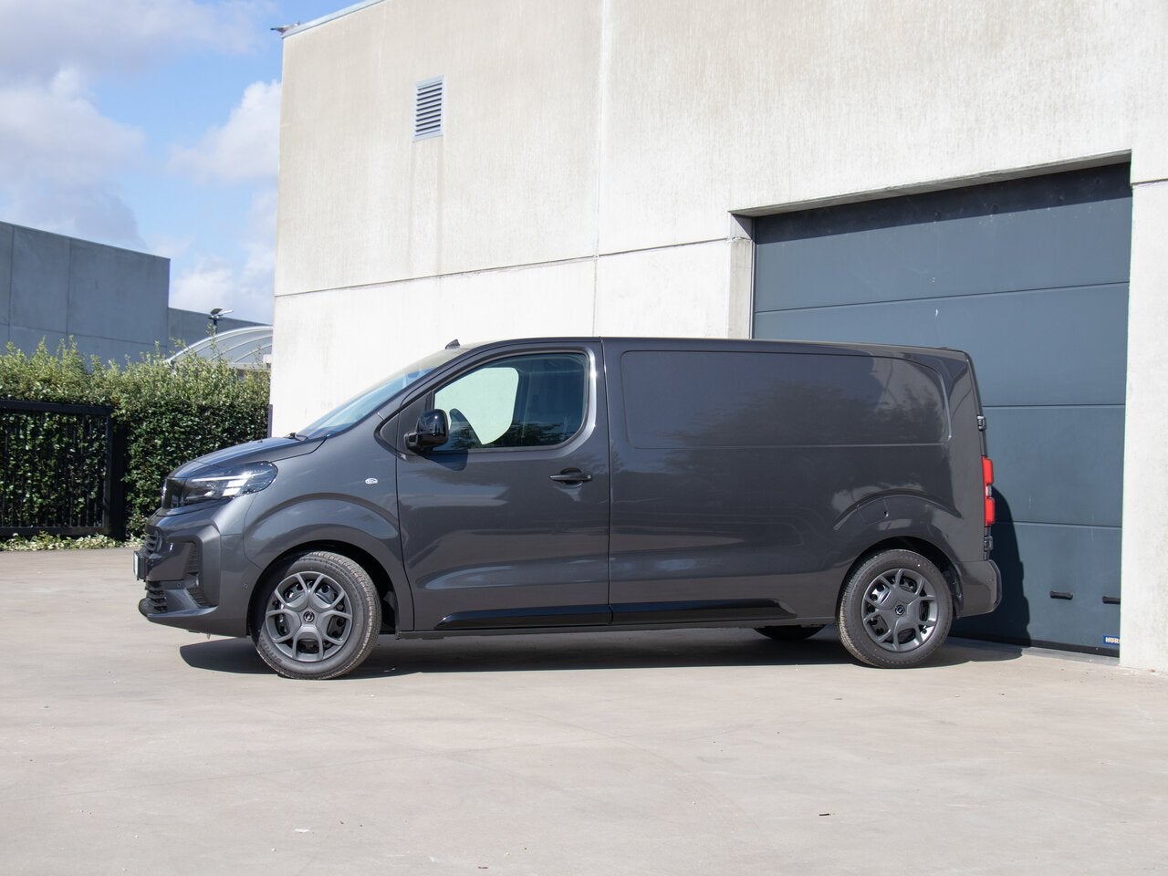 Opel Vivaro L2 3ZIT 2.2 AT8 150PK CAMERA|NAVI|TREKHAAK|NIEU, Autos, Camionnettes & Utilitaires, 0 kg, Argent ou Gris, Achat, Entreprise