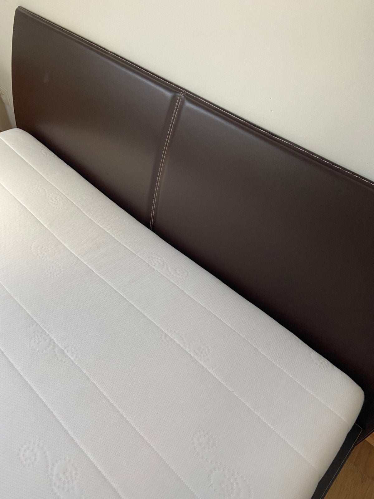 Lit double en cuir à l'état neuf, Maison & Meubles, Chambre à coucher | Lits, Enlèvement, Comme neuf, Deux personnes, Autres matériaux