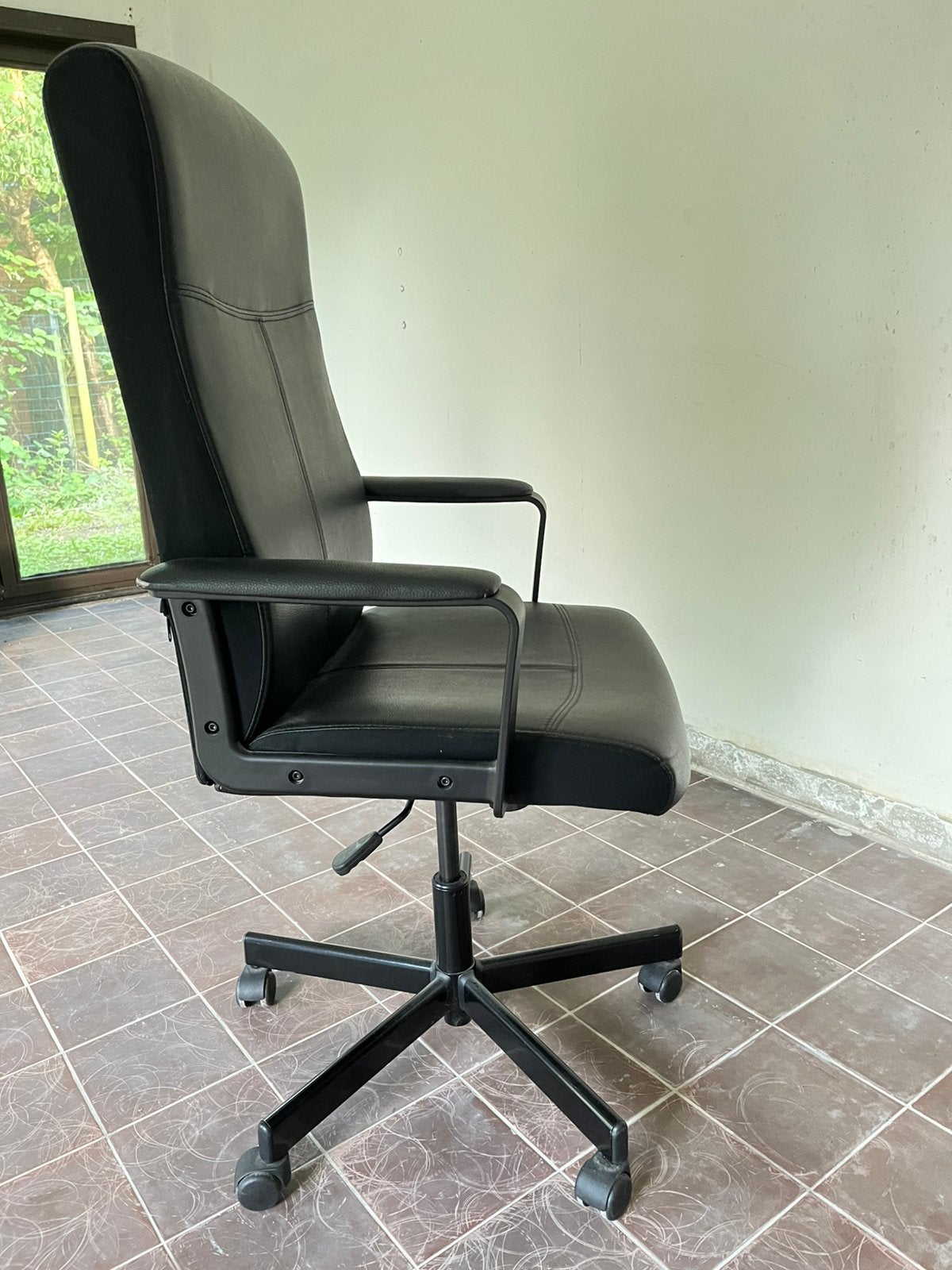 Chaise de bureau ikea fonctionnelle et gratuite!, Maison & Meubles, Enlèvement, Utilisé, Noir, Chaise de bureau
