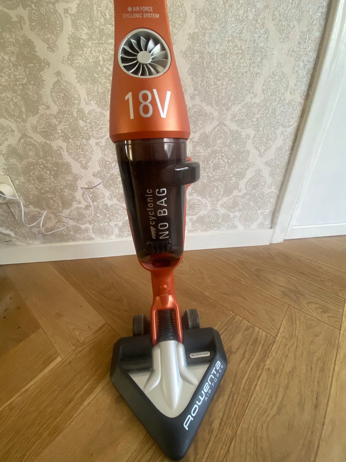 Aspirateur Rowenta Air Force 18 V, Rowenta, 1600 à 2000 watts, Réservoir, Sans fil