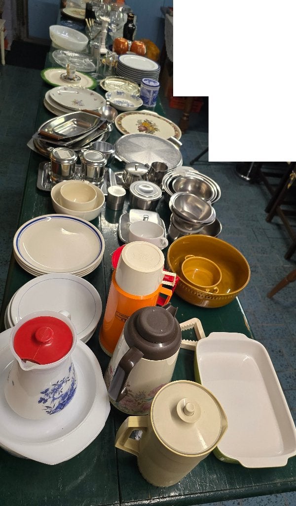 Huisraad, serviezen, borden, kommen enz, Ophalen, Gebruikt, Klassiek, Compleet servies
