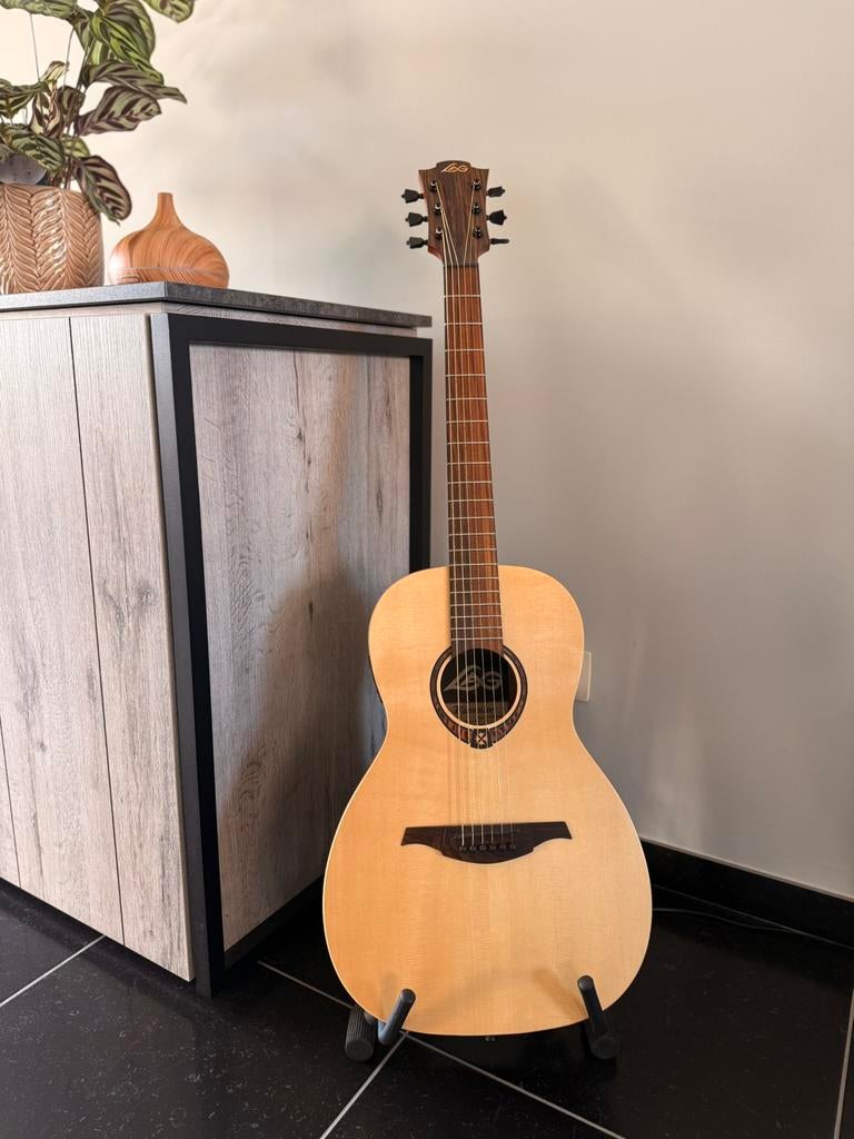 Lag Tramontane Parlor T270PE Elektro Akoestische Gitaar, Muziek en Instrumenten, Snaarinstrumenten | Gitaren | Akoestisch, Zo goed als nieuw