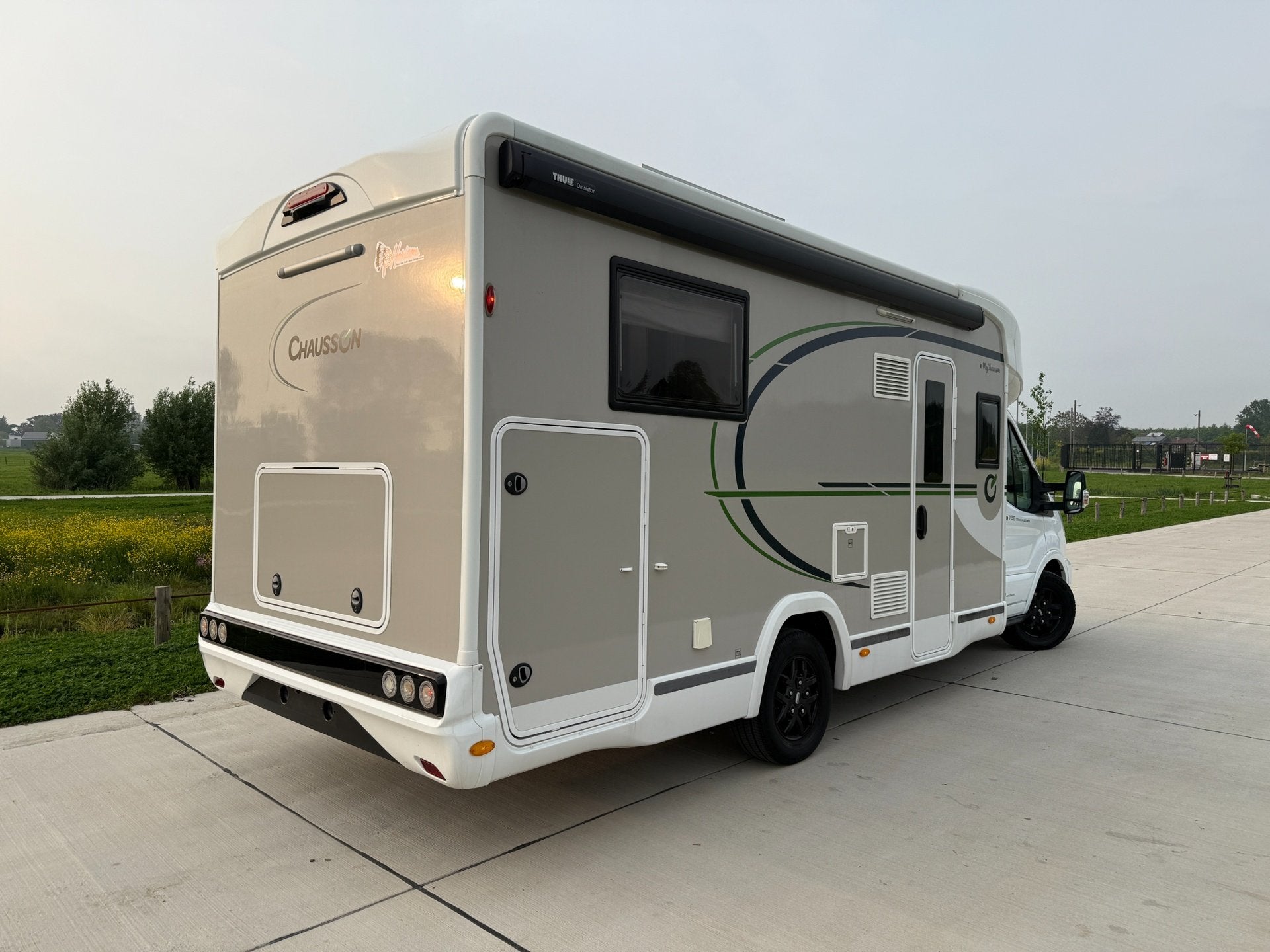 Chausson 788 TITANIUM ULTIMATE - 2023 - 8.079 KM - QUEENSBED, Caravans en Kamperen, Automaat, Diesel, Half-integraal, Chausson
