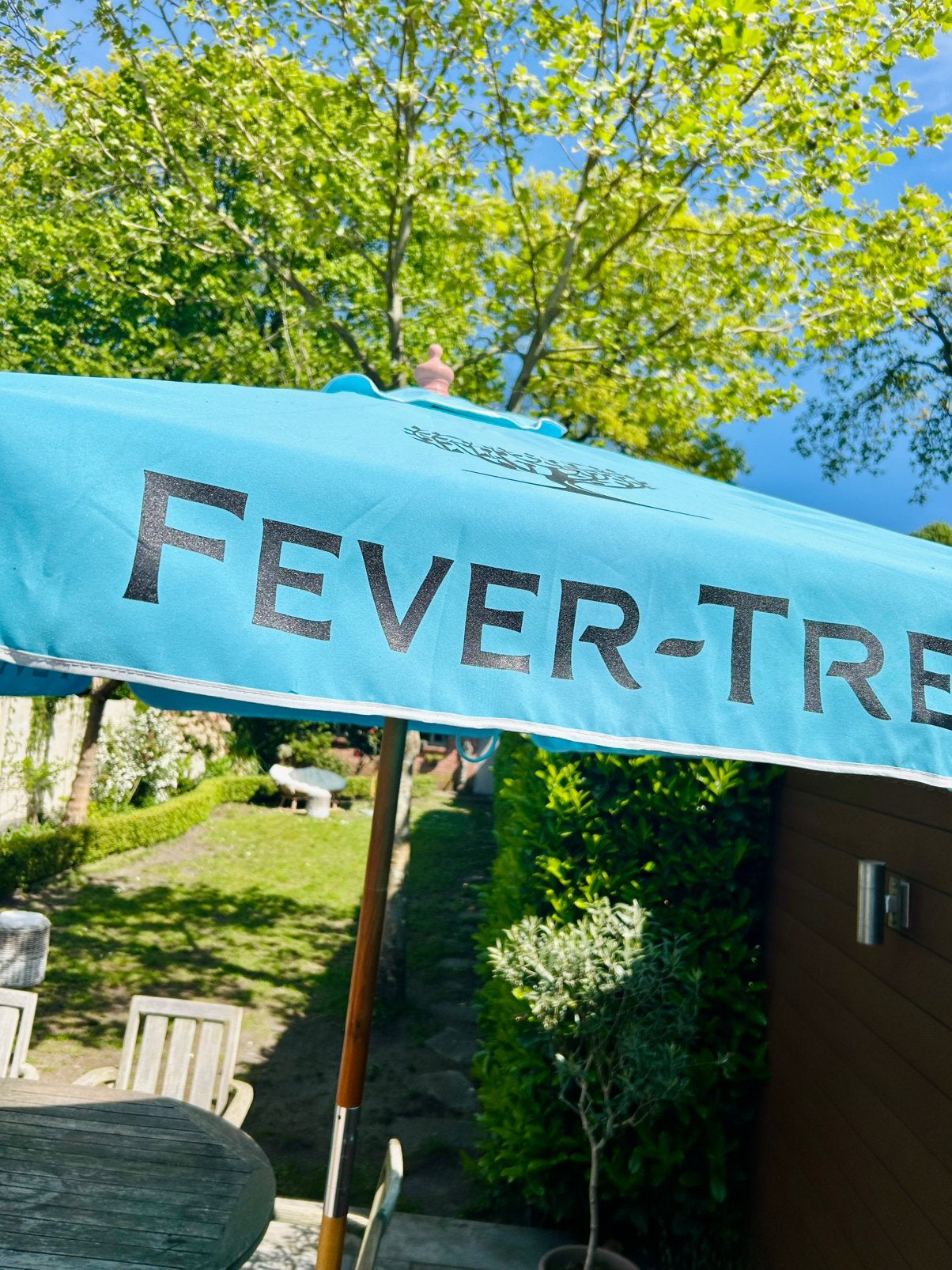 Kleurrijke parasol fever-tree plus voet, Ophalen