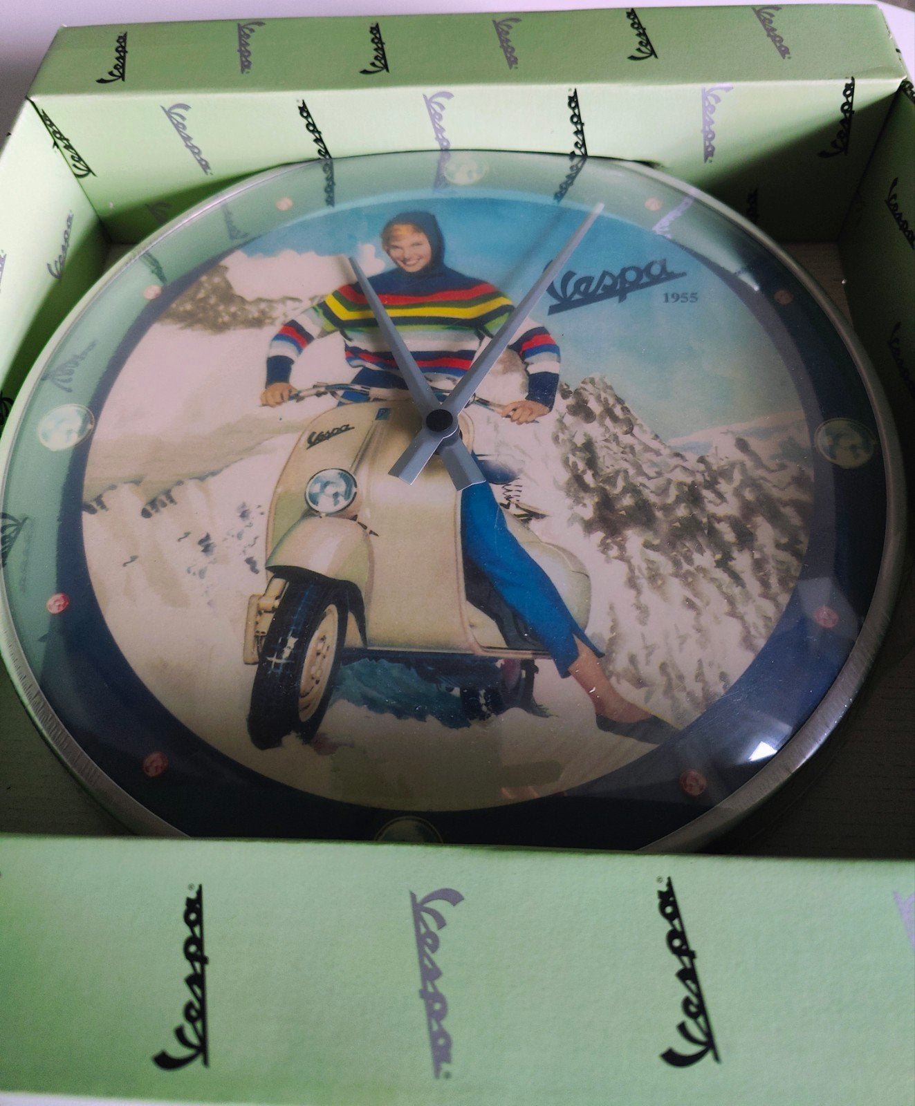 ACTIEPRIJS! Vespa klok Winter 1955 - Collector item geseald!, Huis en Inrichting, Retro, Ophalen, Werkt op batterijen, Wandklok