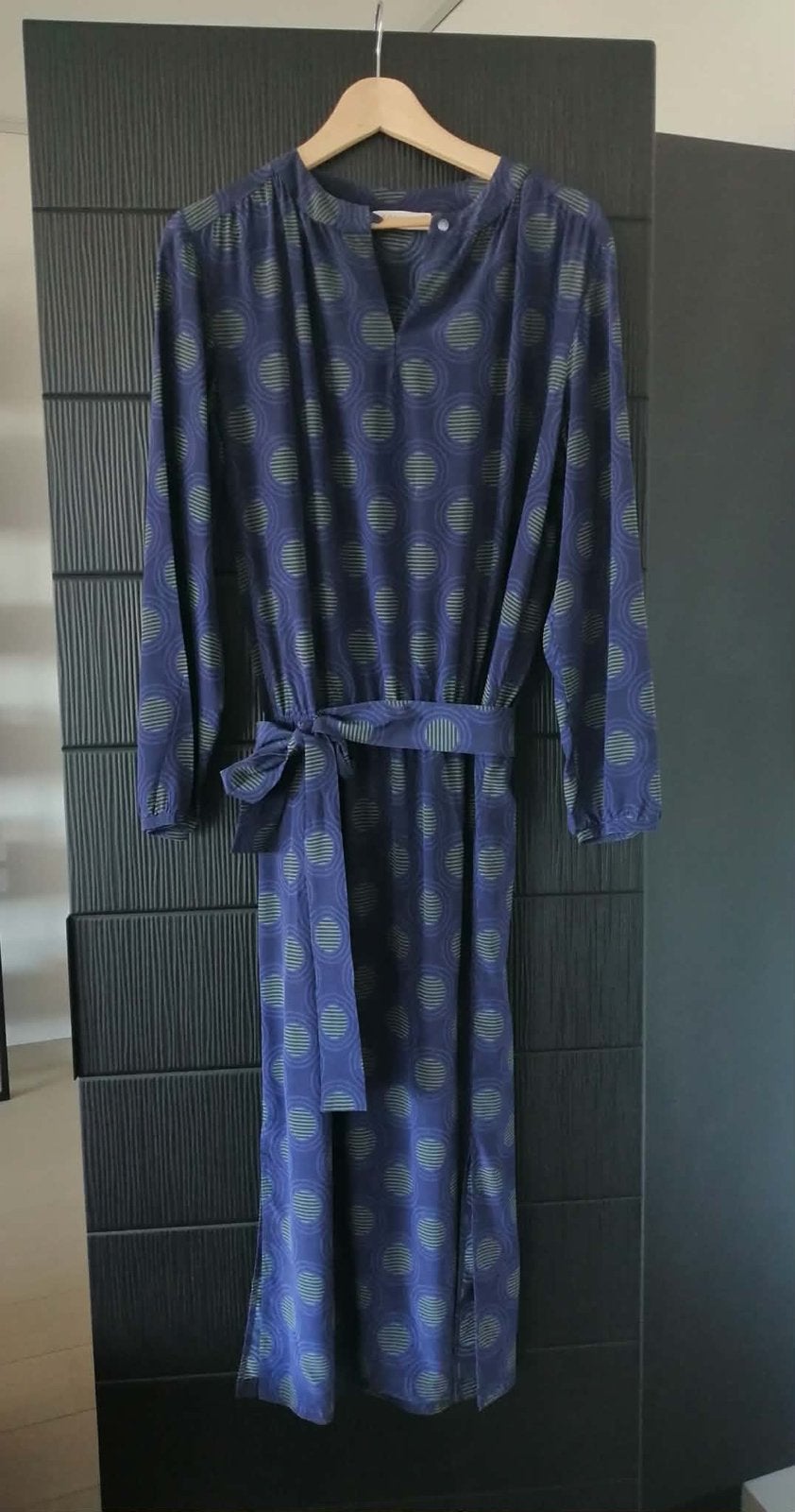 Zijden kleed Mooiloop, maat 36/38, in perfecte staat, Taille 38/40 (M), Enlèvement ou Envoi, Comme neuf, Bleu