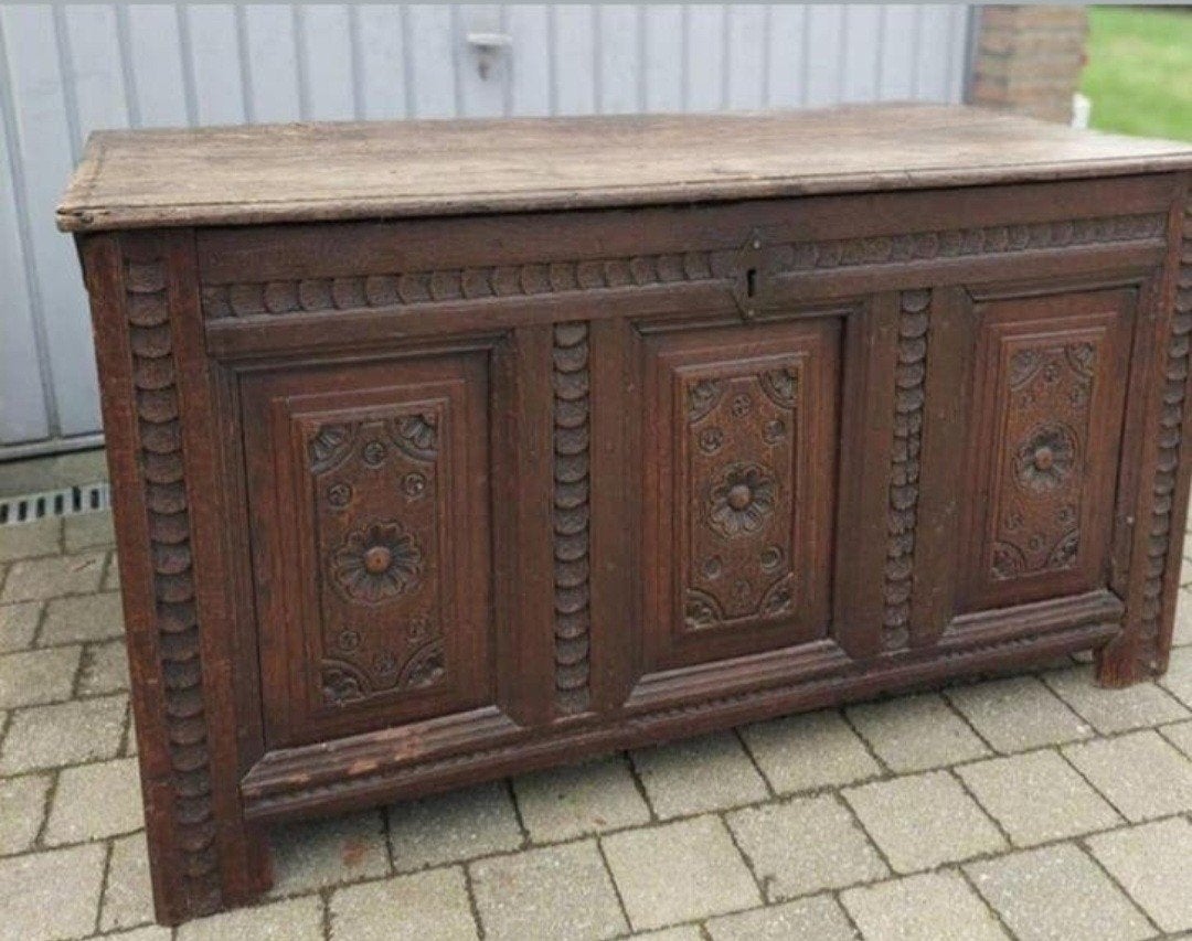 Caisse en chêne de la Renaissance hollandaise du XVIIe siècl, Enlèvement