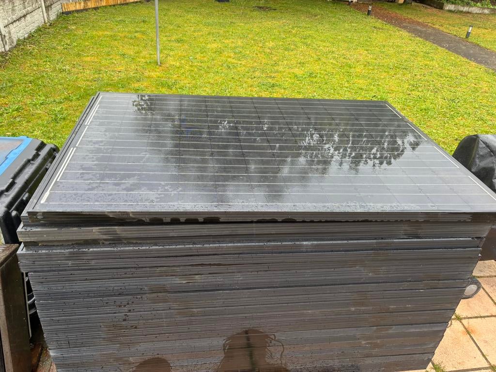 24 Zonnepanelen+omvormer, Ophalen, Zo goed als nieuw