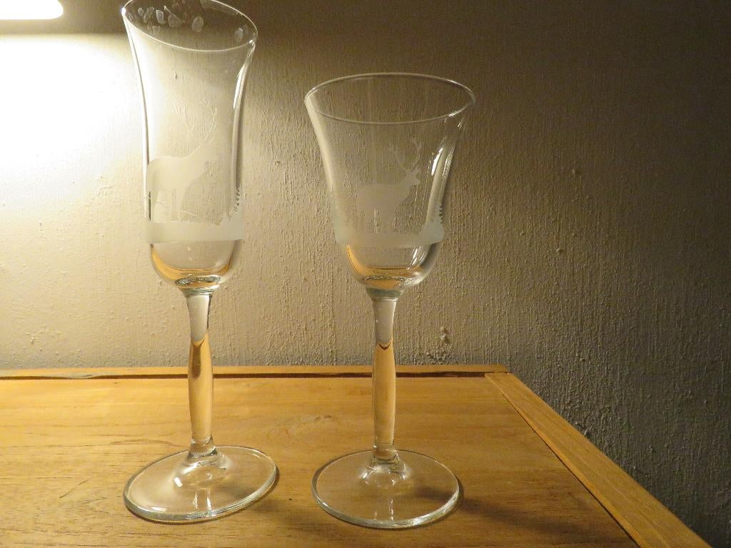 Ensemble de 12 verres à vin à champagne et cerf gravés, Antiquités & Art, Enlèvement ou Envoi