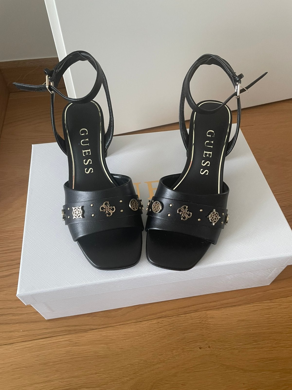 Chaussures femme Guess, Enlèvement, Comme neuf, Chaussures