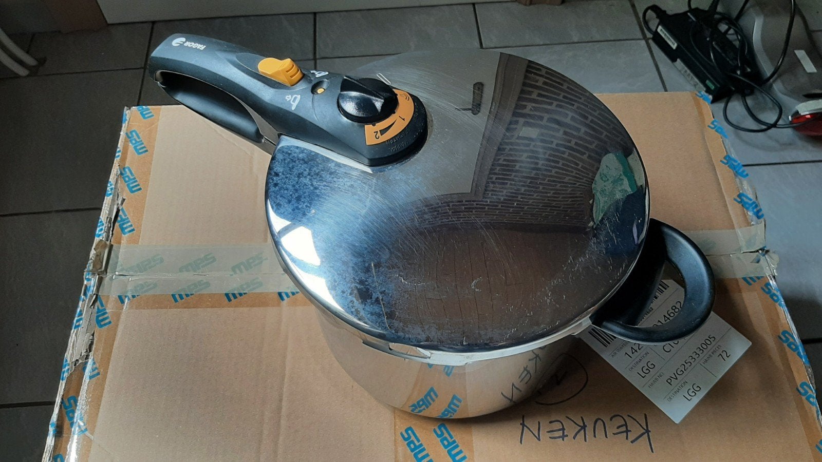 Keukenmateriaal., Ophalen