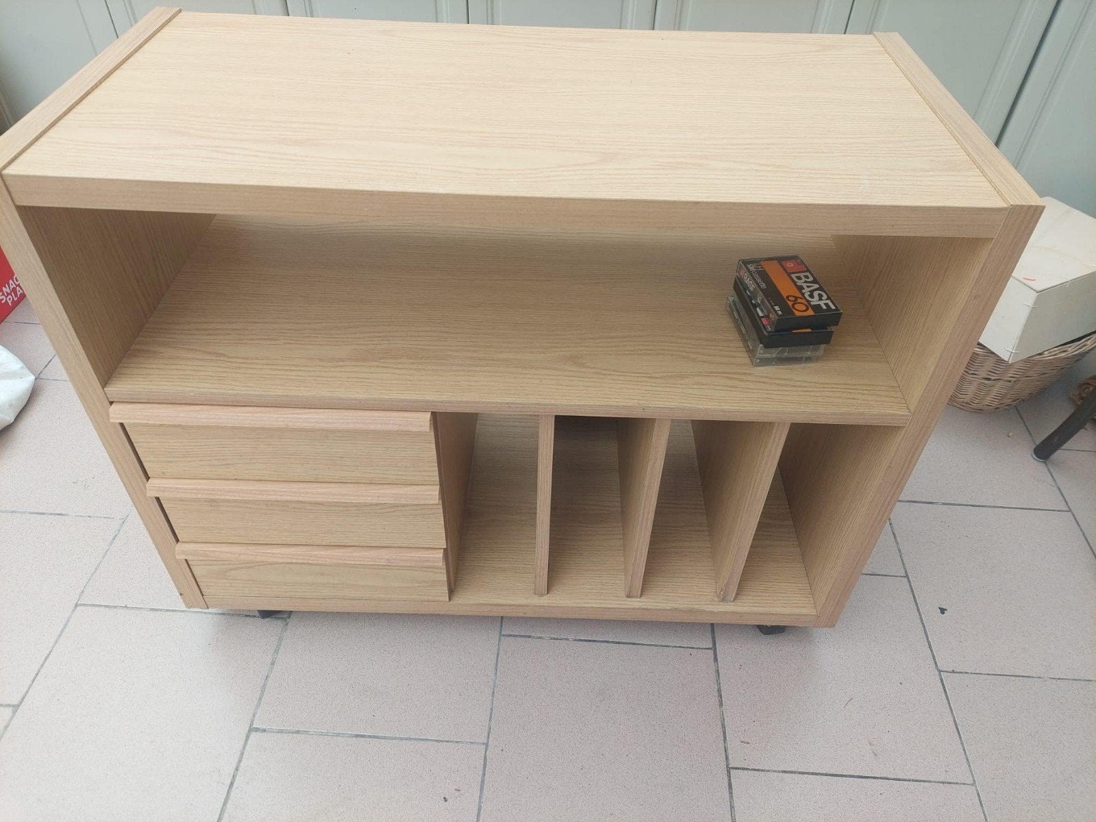 A VENDRE 1 MEUBLE TABLE A ROULETTES+PLUSIEURS COMPARTIMENTS, Enlèvement, Comme neuf, Teck, Moderne