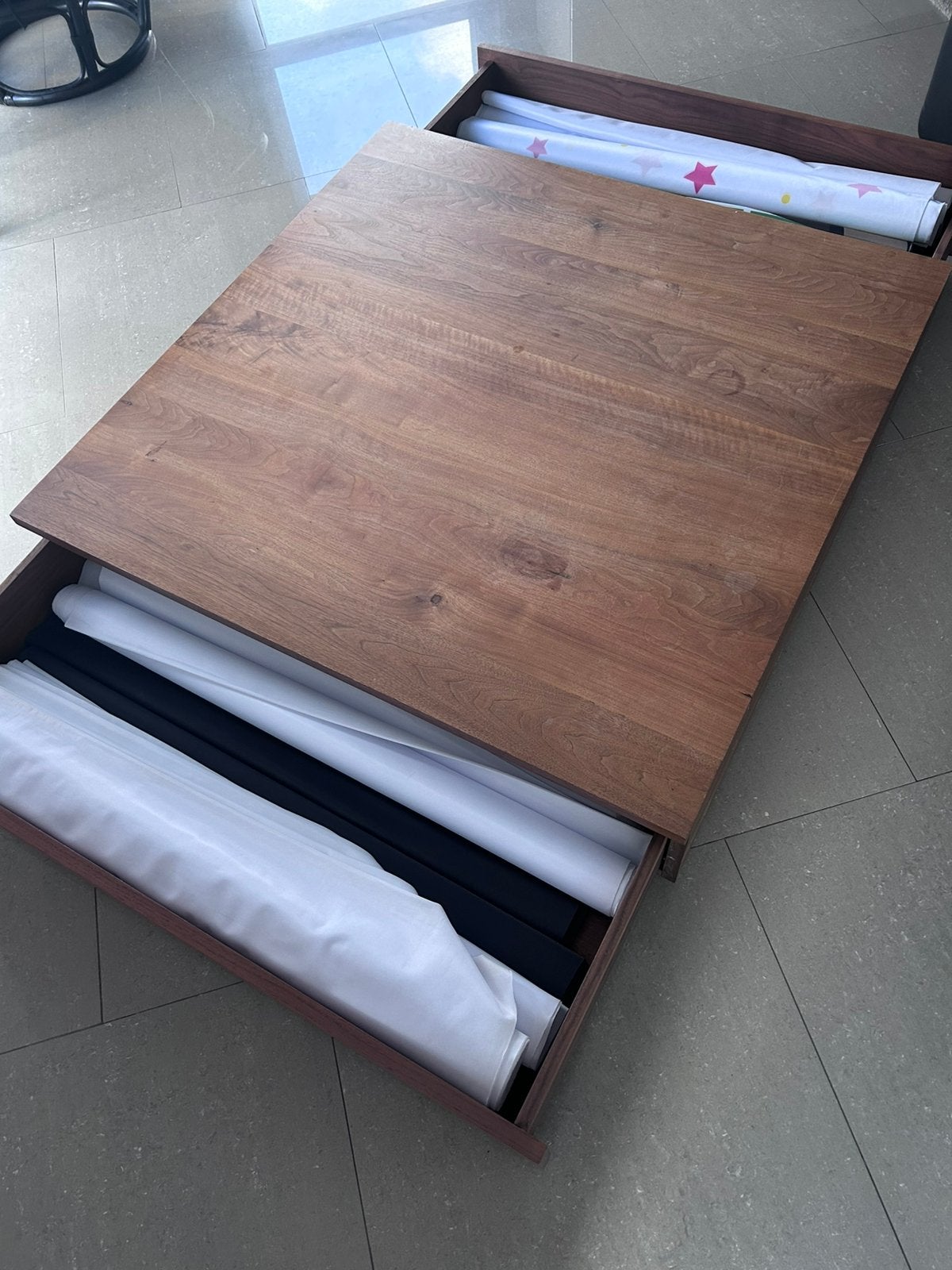 Massieve notenhouten salontafel, Huis en Inrichting, Ophalen, Gebruikt