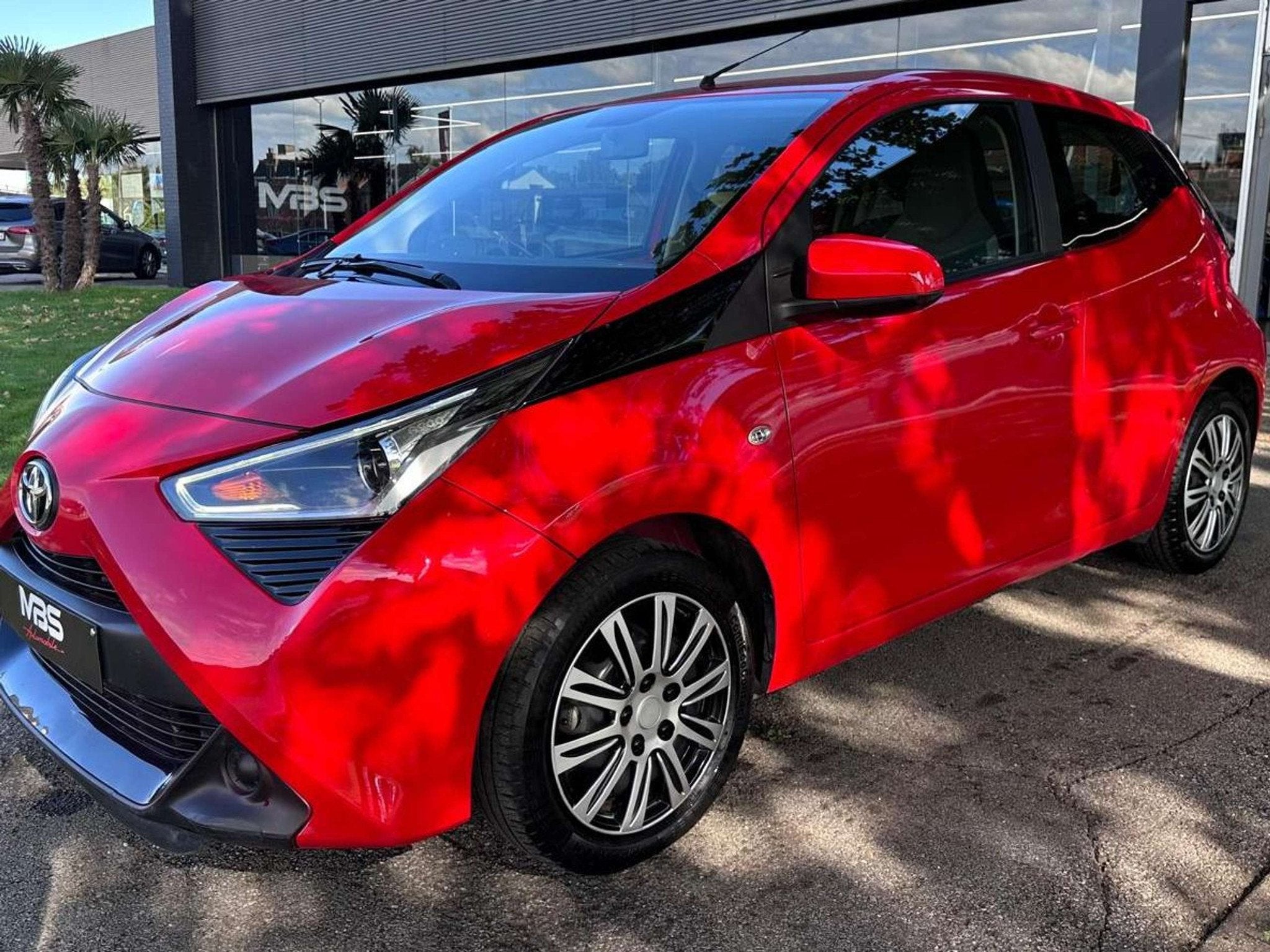Toyota Aygo * 1.0* 5PORTES* CRUISE* CAMERA* CLIM* VOLANT MUL, Autos, Rouge, Achat, 998 cm³, Euro 6