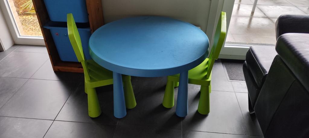 Ikea kindertafel met 2 stoelen, Kinderen en Baby's, Kinderkamer | Tafels en Stoelen, Ophalen