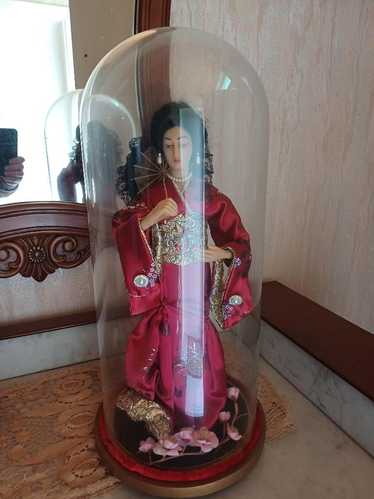 Japanse wassen Geisha-pop onder stolp, Ophalen