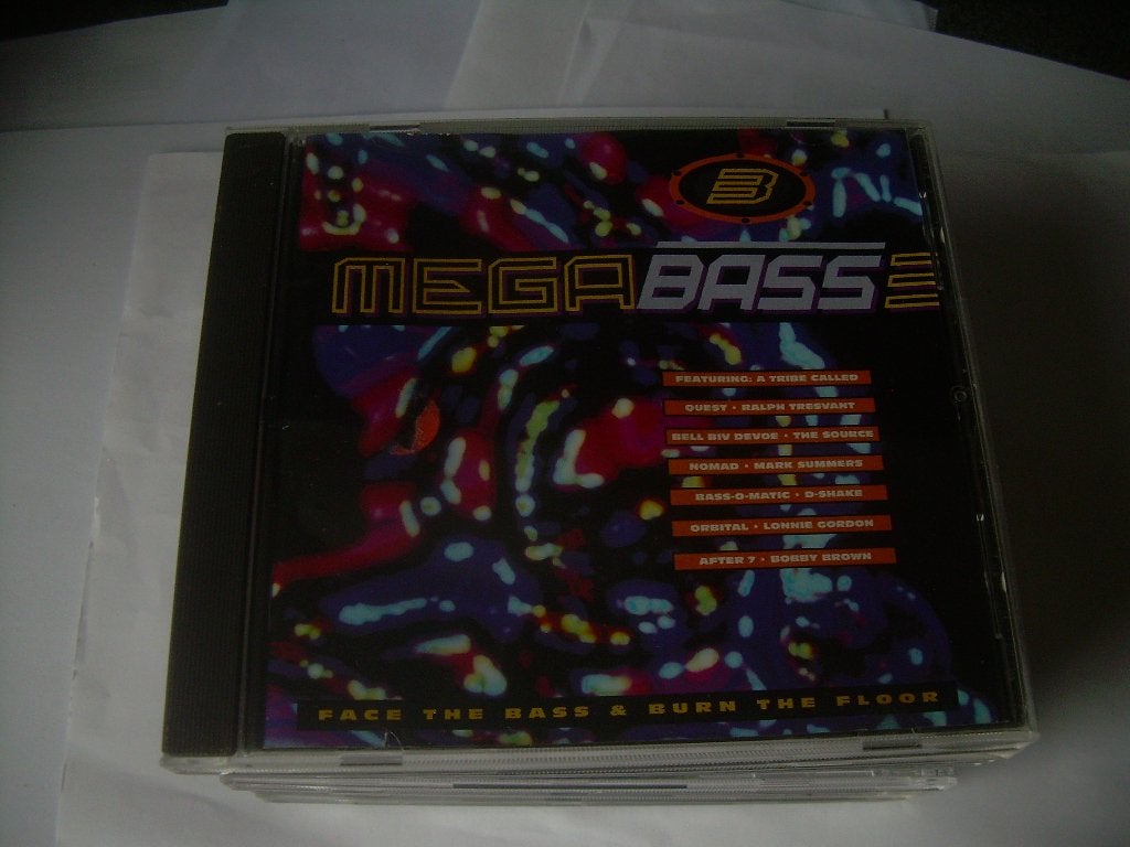 CD - MEGA BASS 3, CD & DVD, CD | Compilations, Enlèvement ou Envoi, Premier pressage, Comme neuf, Compilation