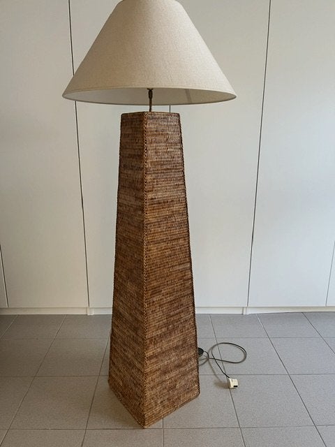 Staande lamp met rieten voet, Huis en Inrichting, Ophalen, Gebruikt, Natuurlijk materiaal, Overige fittingen