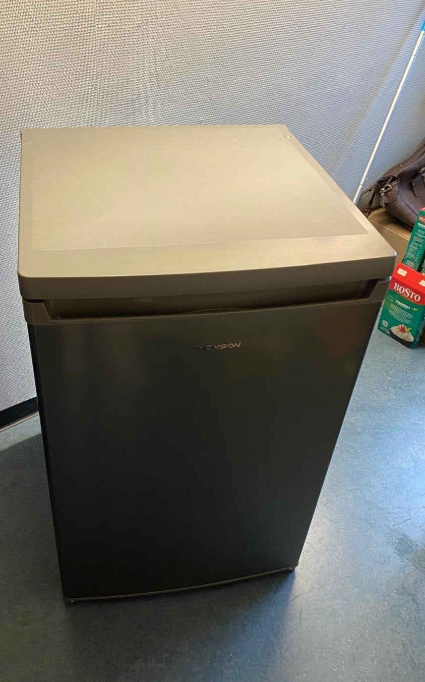 Een grijze koelkast van Thomson in goede staat, Elektronische apparatuur, Gebruikt, 100 tot 150 liter, 45 tot 60 cm, Met vriesvak