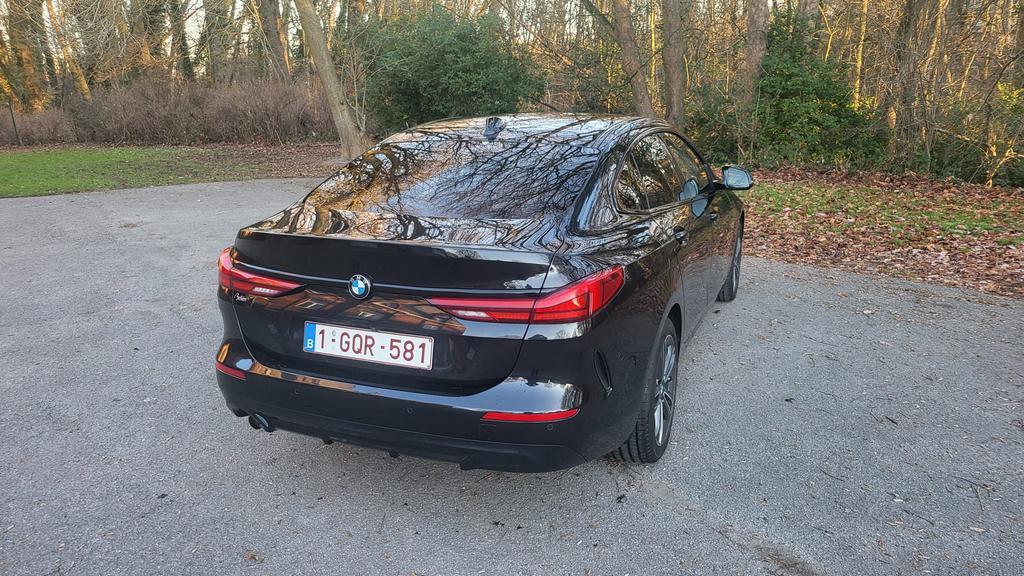 BMW 218i uit het jaar 2022, 4 deurs, Zwart, Leder, 130 g/km