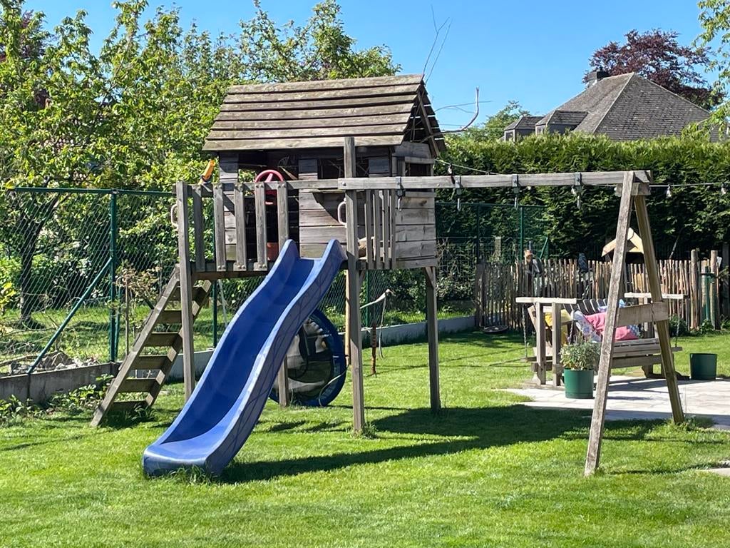Speeltoestel met glijbaan, huisje en schommelaanbouw, Kinderen en Baby's, Speelgoed | Buiten | Speeltoestellen, Gebruikt, Glijbaan