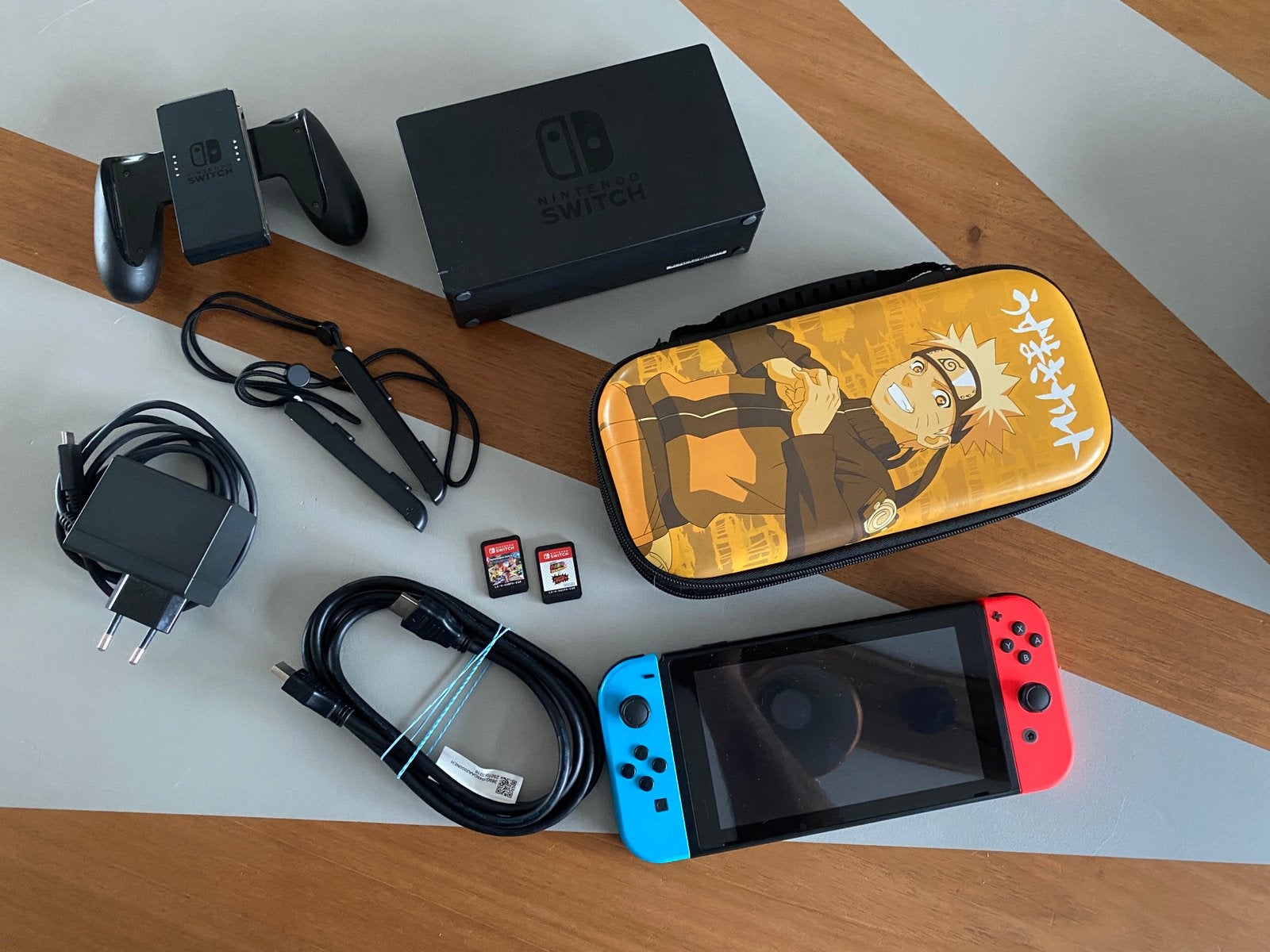 Nintendo switch + housse Naruto + jeux, Enlèvement ou Envoi, Comme neuf