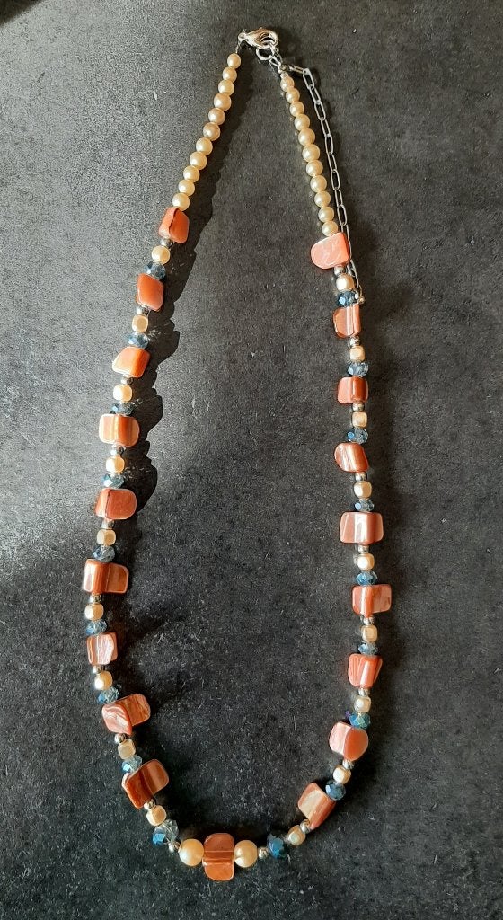 Te koop: Leuke bruine halssnoer met parelmoere pareltjes., Ophalen of Verzenden, Nieuw, Bruin, Verstelbaar