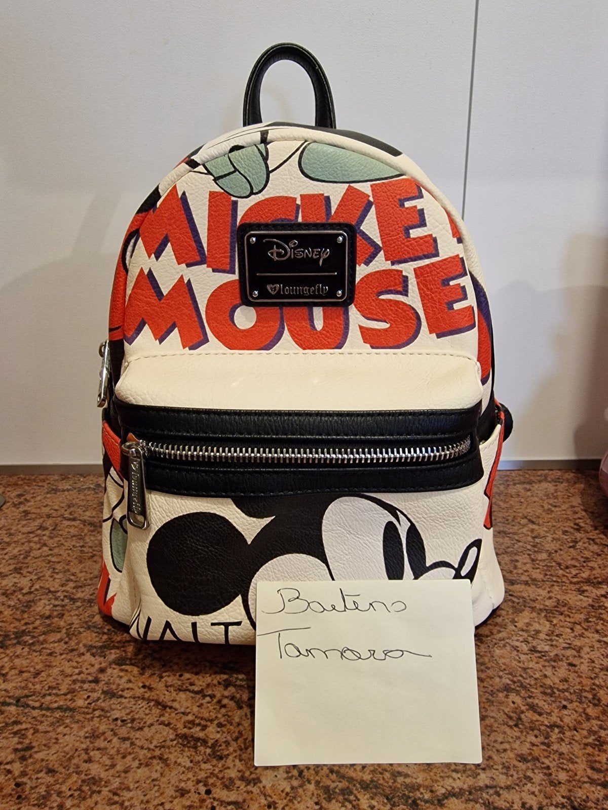 Mickey mouse rugzakje, Enlèvement, Mickey Mouse