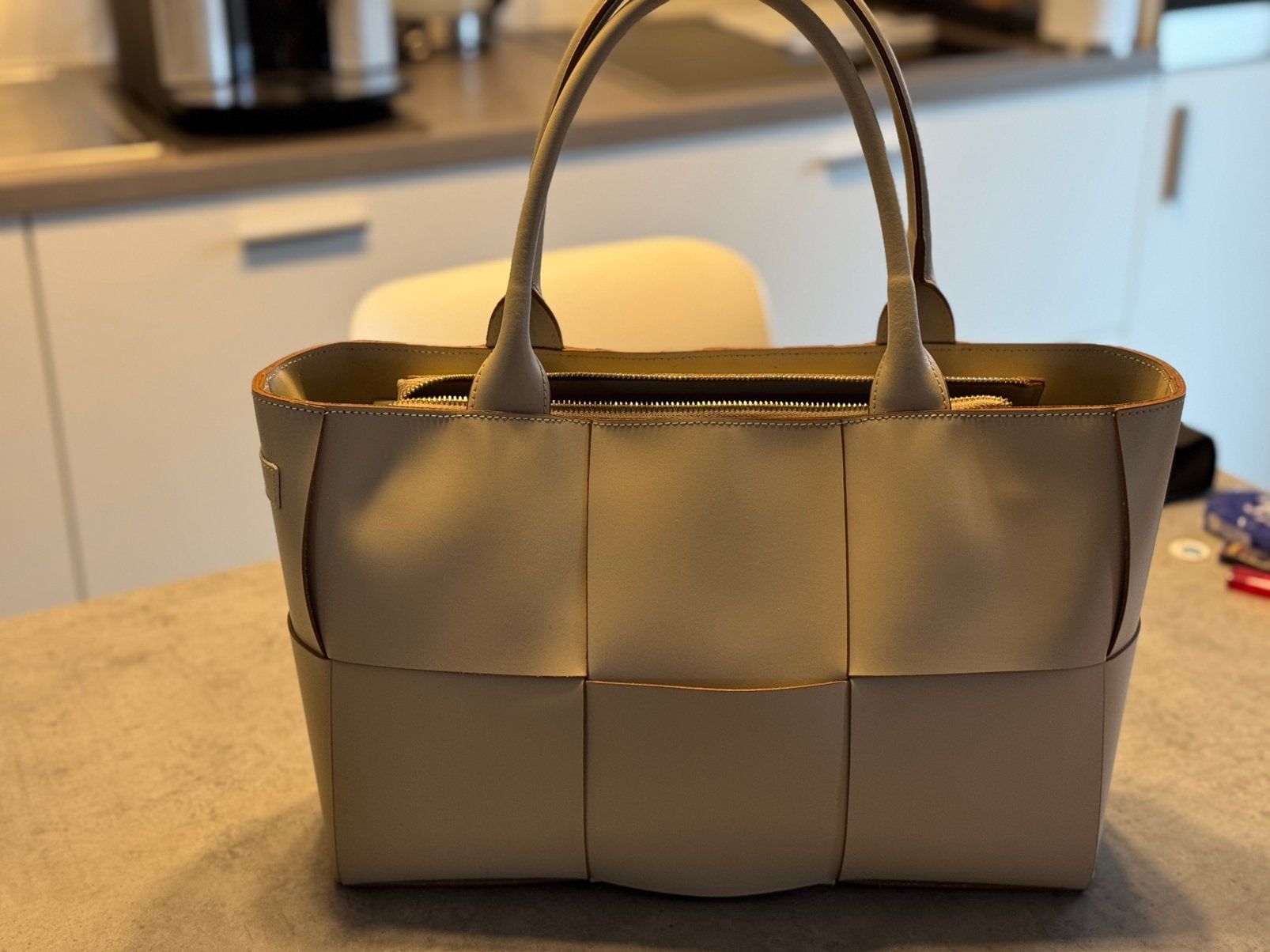 Handtas mondieux Madame, Handtassen en Accessoires, Ophalen, Zo goed als nieuw, Beige, Handtas