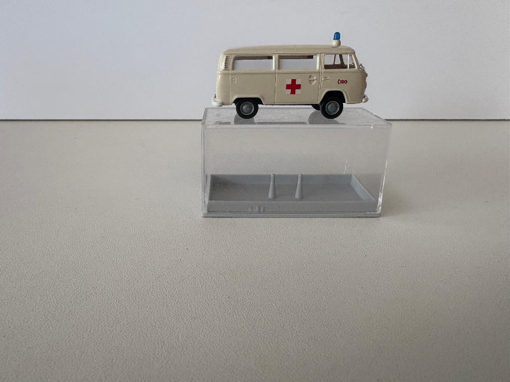 AMBULANCEDIENST 100 - VOLKSWAGEN T2 - BREKINA - 1:87, Verzenden, Nieuw, Bus of Vrachtwagen, Brekina