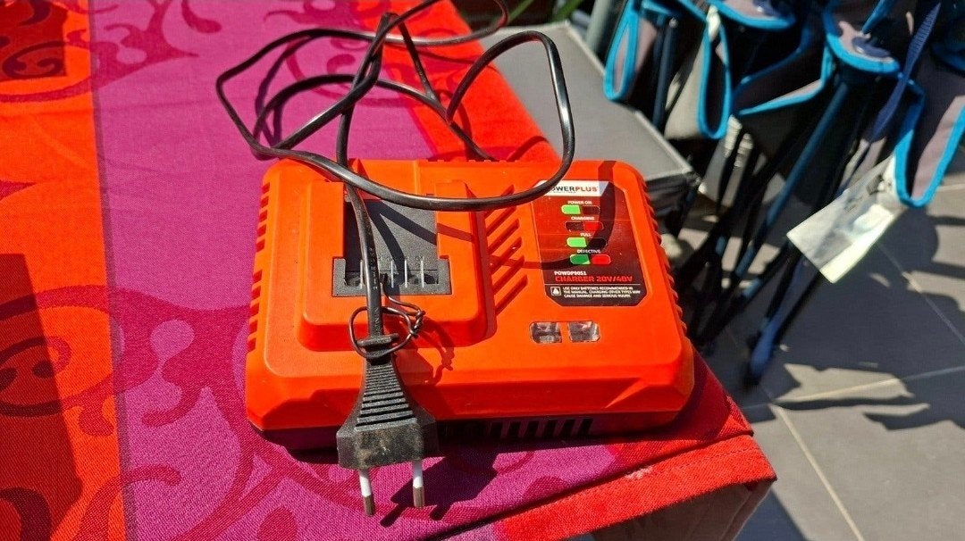 Powerplus oplader nieuw, Audio, Tv en Foto, Opladers, Ophalen