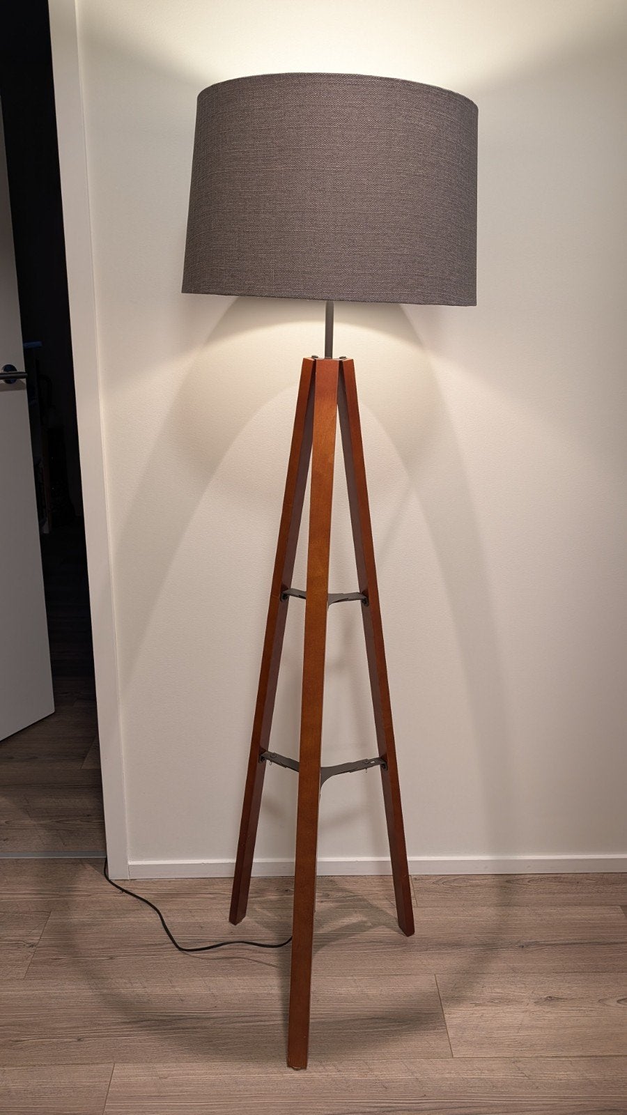 Stijlvolle vloerlamp / driepoot – hout & grijze stoffen kap, Huis en Inrichting, Ophalen, Gebruikt, E27 (groot), 150 tot 200 cm