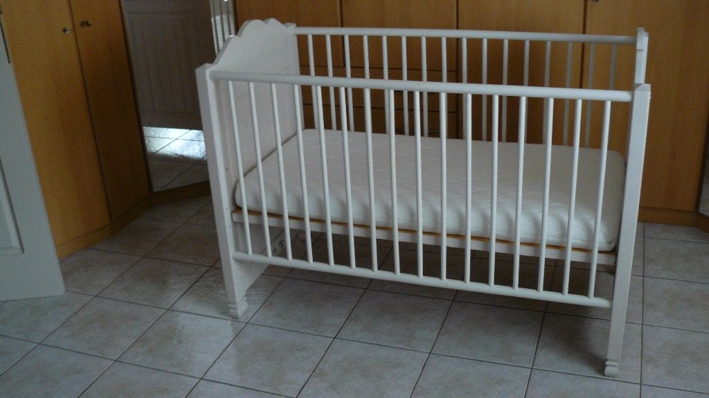 Kinderbedje wit, Ophalen, Zo goed als nieuw, Minder dan 140 cm, Matras