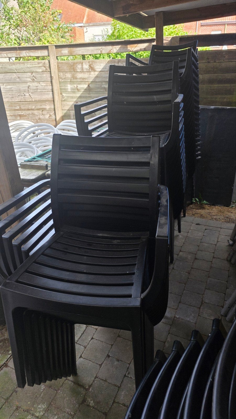 49x zwarte kunststof stapelbaar partij lot horeca cafe tuin, Ophalen of Verzenden, Kunststof, Stapelbaar