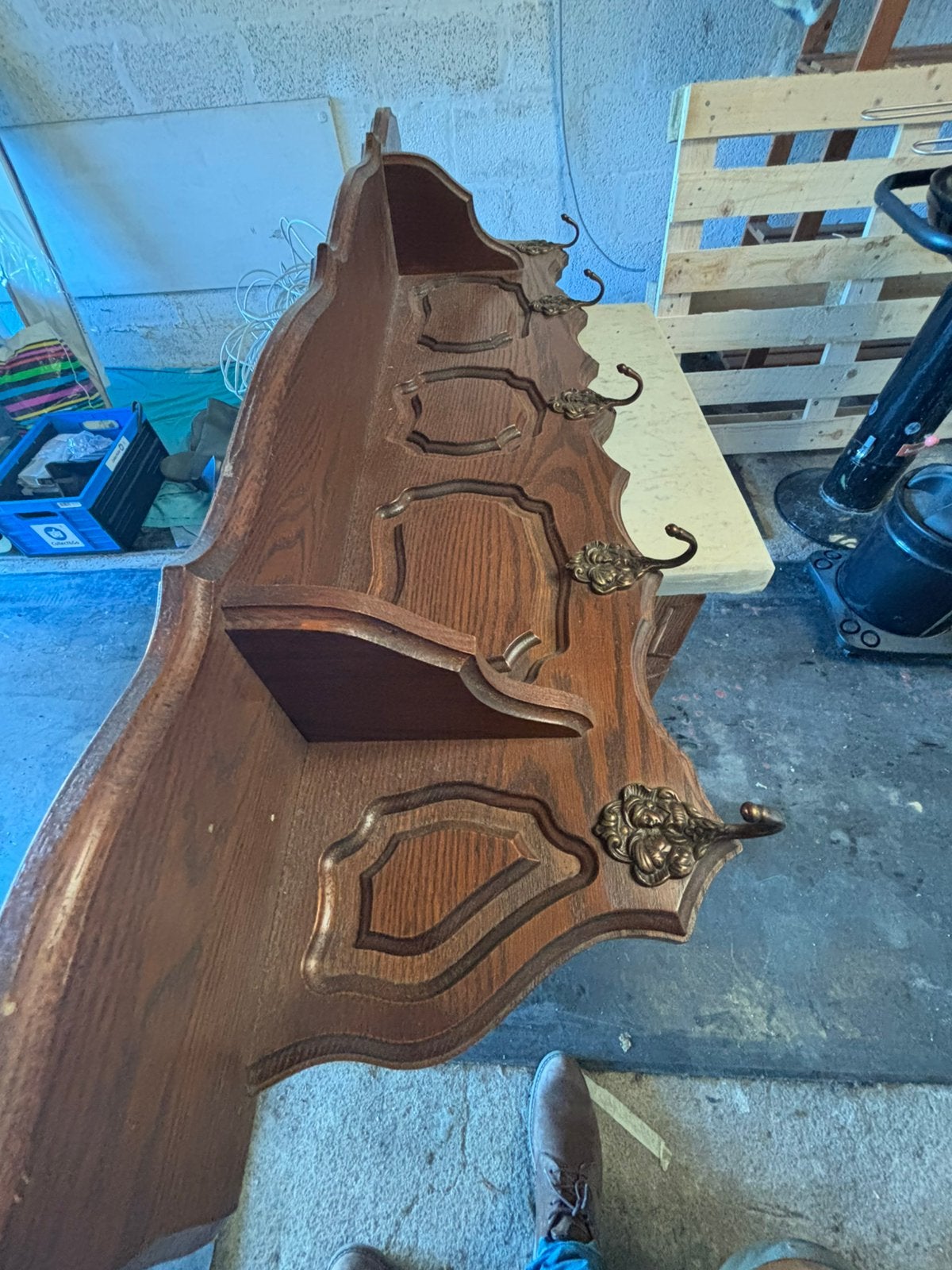 Ancien porte-manteau mural en bois sculpté, Enlèvement