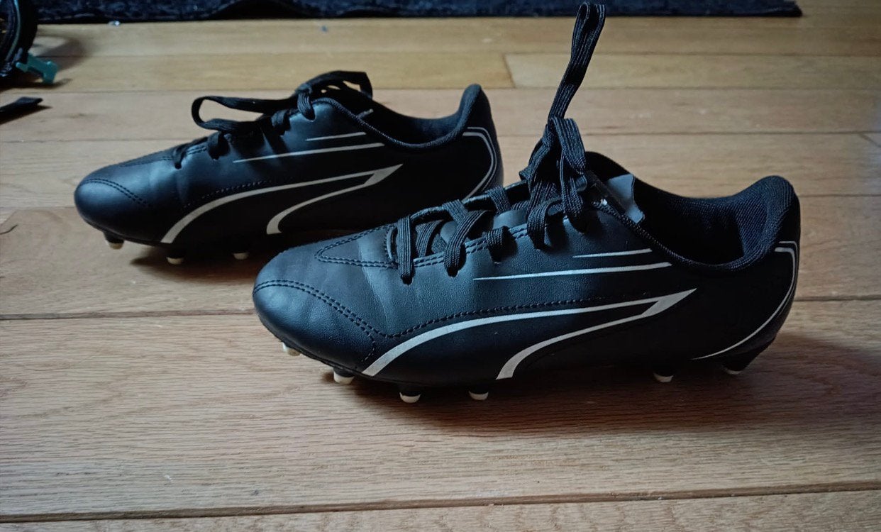 Chaussures de football PUMA Vitoria FG/AG Junior M 35, Enlèvement ou Envoi, Comme neuf