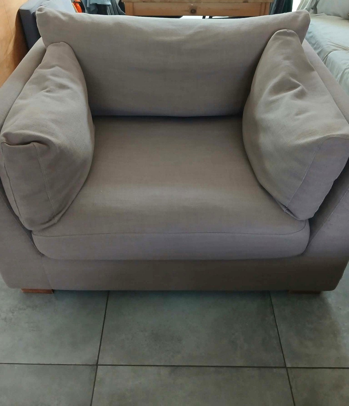Fauteuil club 1 place et 1/2 en tissu de couleur taupe., Maison & Meubles, Moins de 150 cm, Enlèvement, Utilisé, Tissus