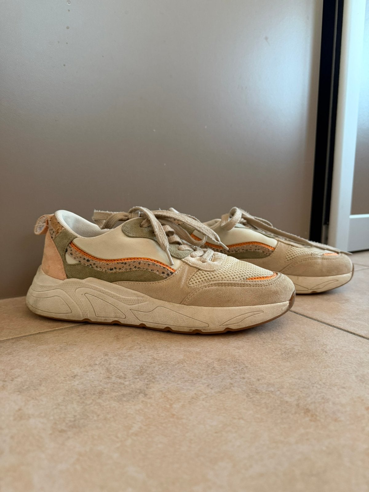 Sneakers met groen en oranje, Kleding | Dames, Schoenen, Ophalen of Verzenden, Sneakers, Gedragen, Groen