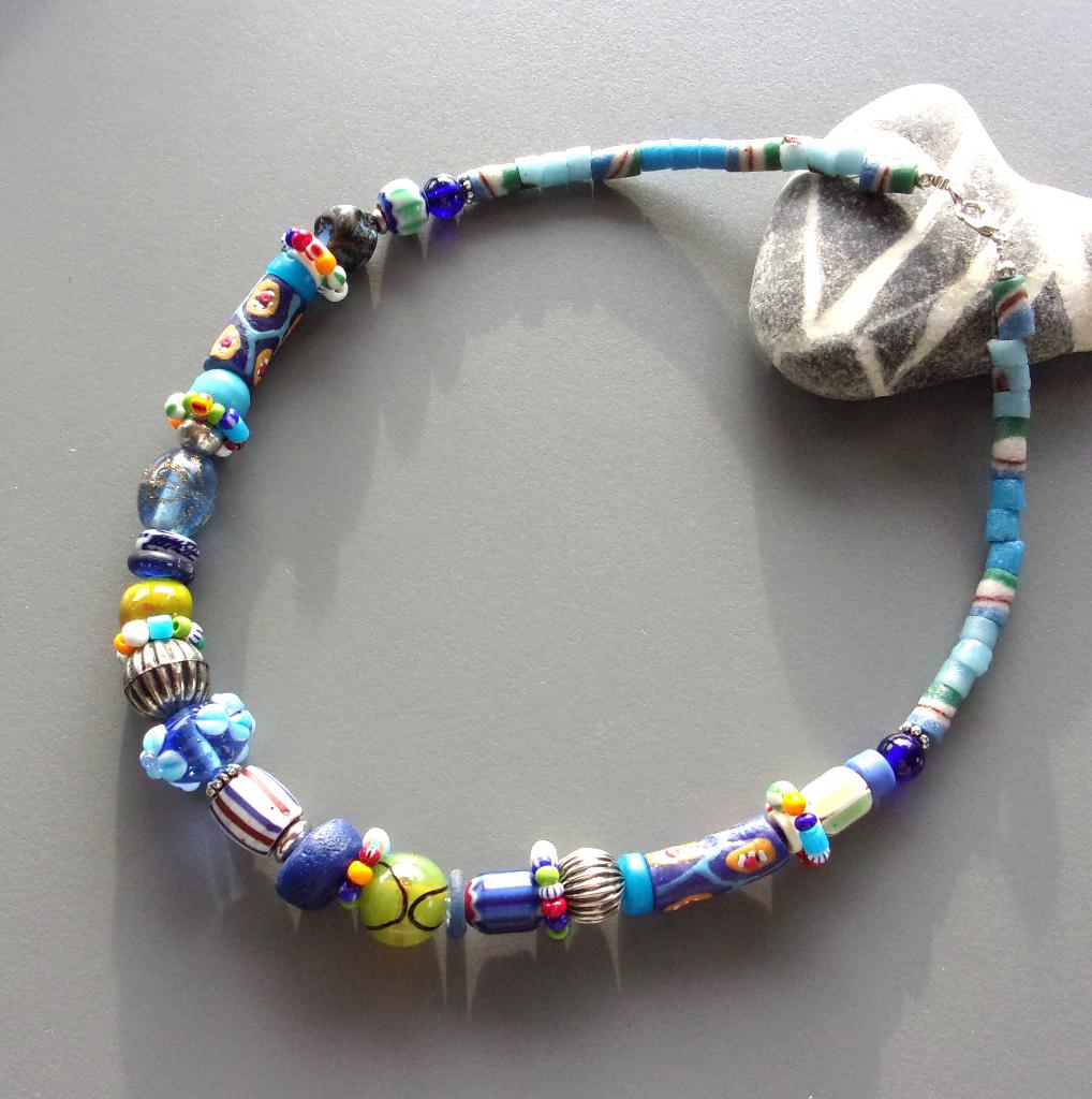 Collier avec perles de troc anciennes et perles d'artistes, Enlèvement ou Envoi, Neuf, Bleu, Autres matériaux
