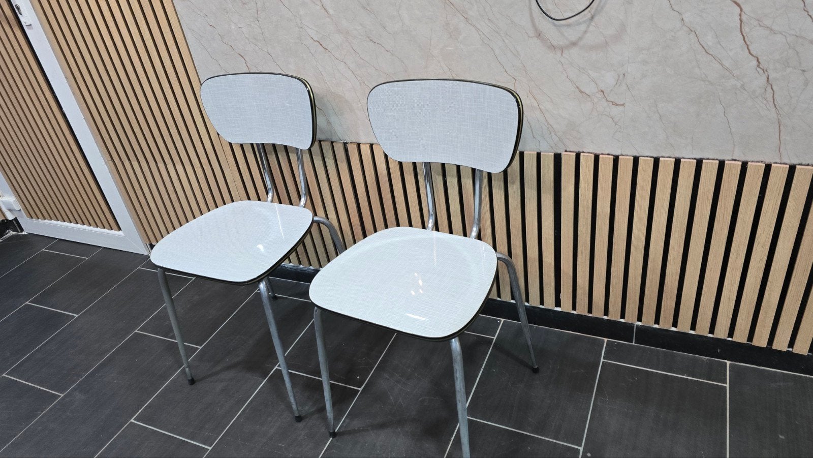 Antieke twee vintage Formica stoelen uit de jaren 60 en 70 i