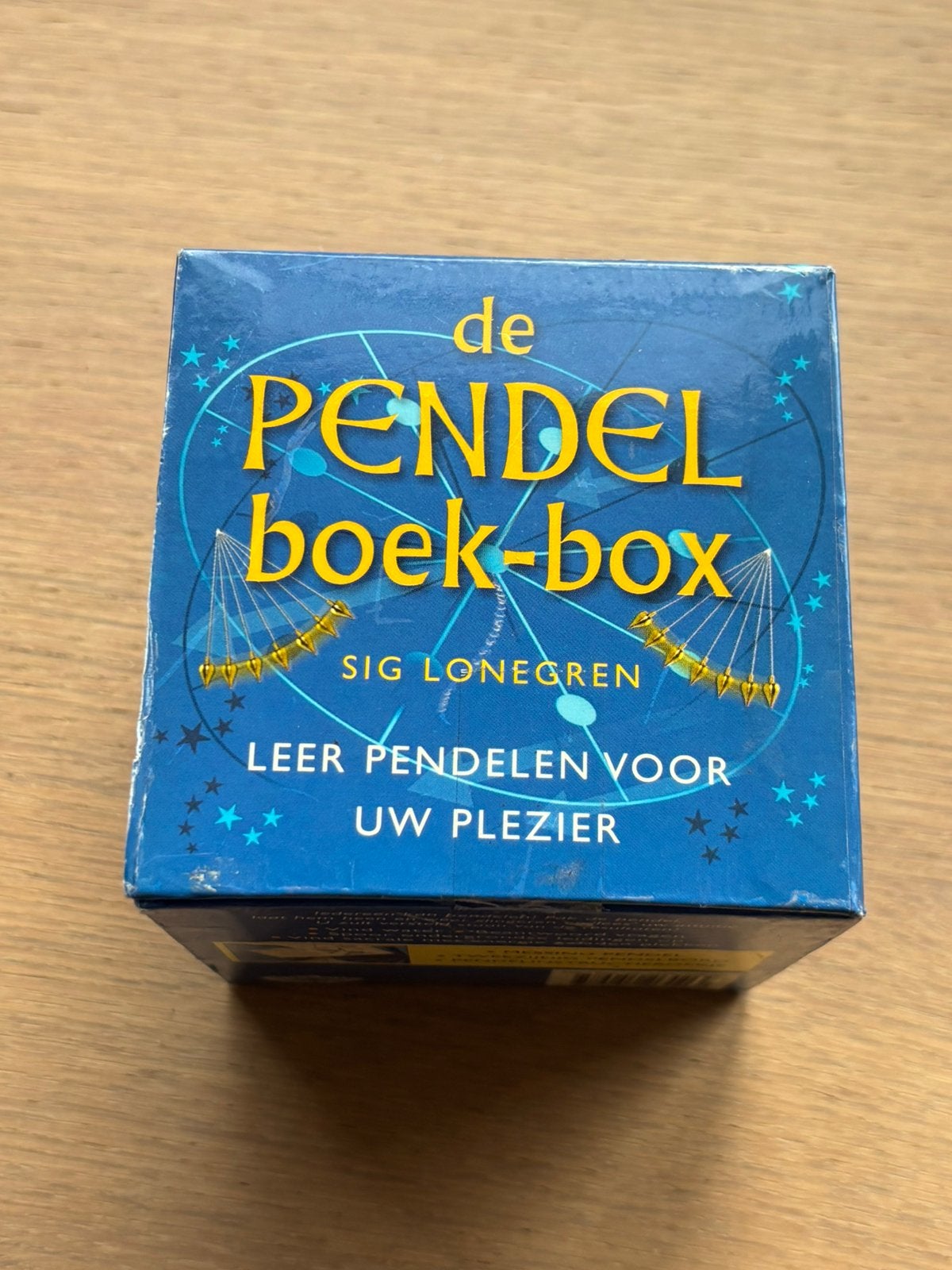 De Pendel Boek-box leren pendelen sterrenbeelden astrologie, Boeken, Ophalen of Verzenden, Gelezen