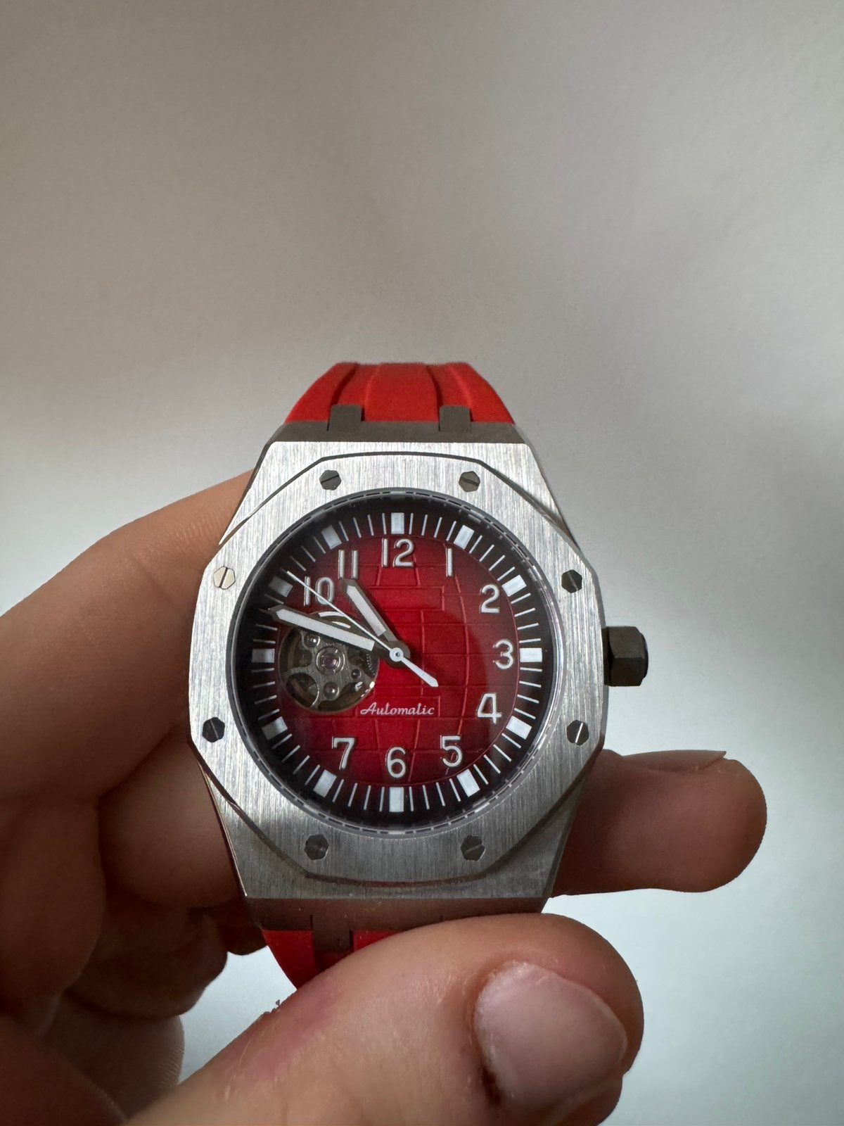 Montre Seiko Royal Oak avec un Bracelet Rouge, Enlèvement ou Envoi, Comme neuf, Seiko