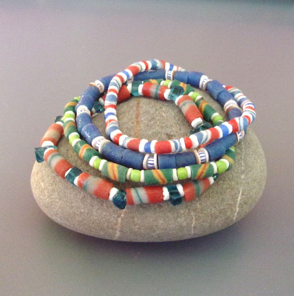 Afrikaanse buisvormige heishi-armbanden voor dames of heren, Handtassen en Accessoires, Armbanden, Blauw, Nieuw, Ophalen of Verzenden
