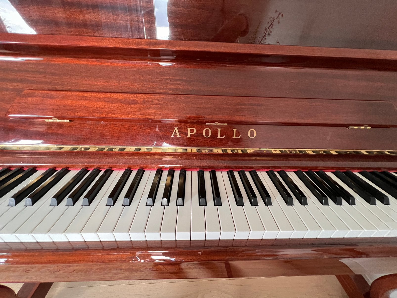 Apollo TAV 121M — piano acoustique, Musique & Instruments, Pianos, Comme neuf, Piano, Brillant, Enlèvement