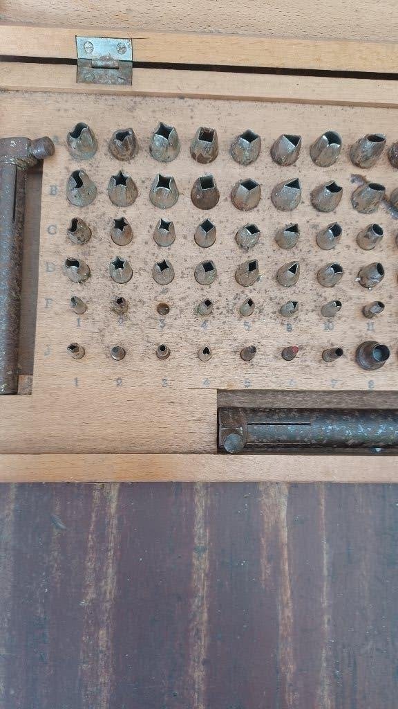 oud gereedschap om gaten in leder te maken ., Ophalen