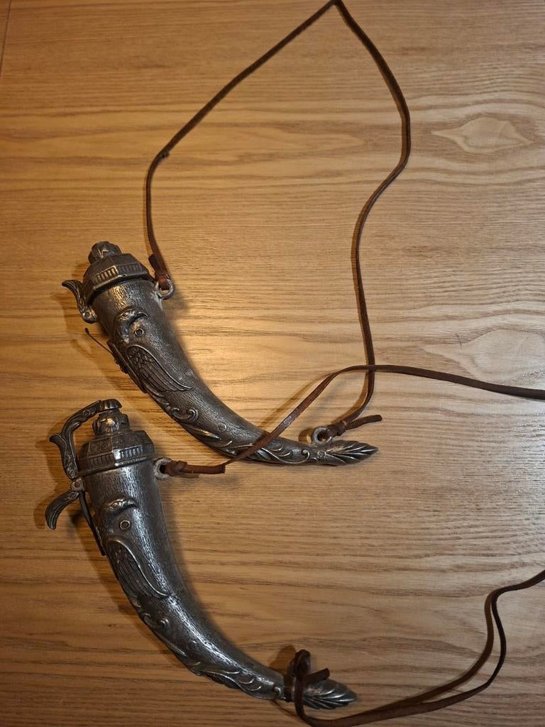 Set van 2 decoratieve middeleeuwse hoorns / fantasy flasks m, Antiek en Kunst, Ophalen of Verzenden