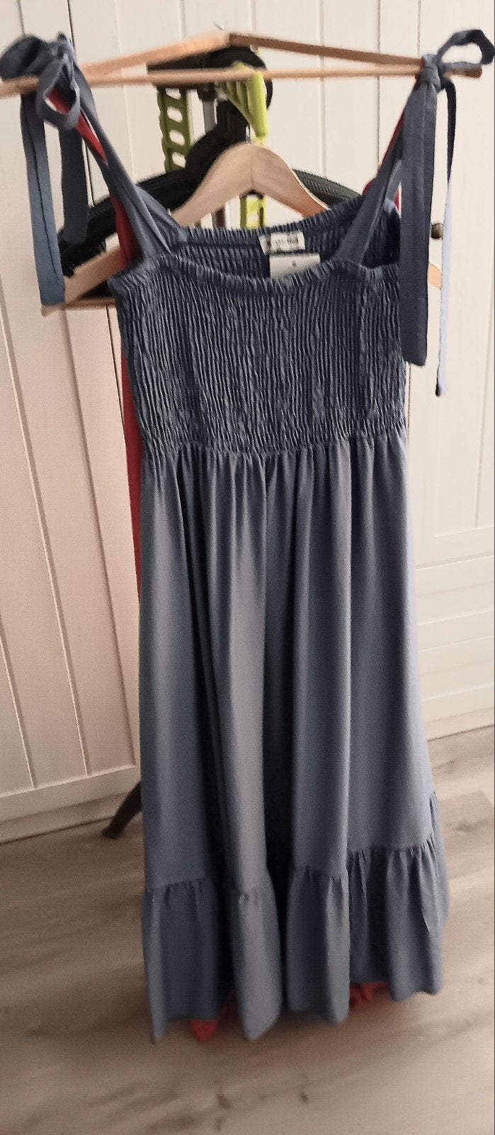 Zeer mooi lang jeans-blauw look kleedje - nieuw, Kleding | Dames, Jurken, Ophalen of Verzenden, Nieuw, Blauw, Onder de knie