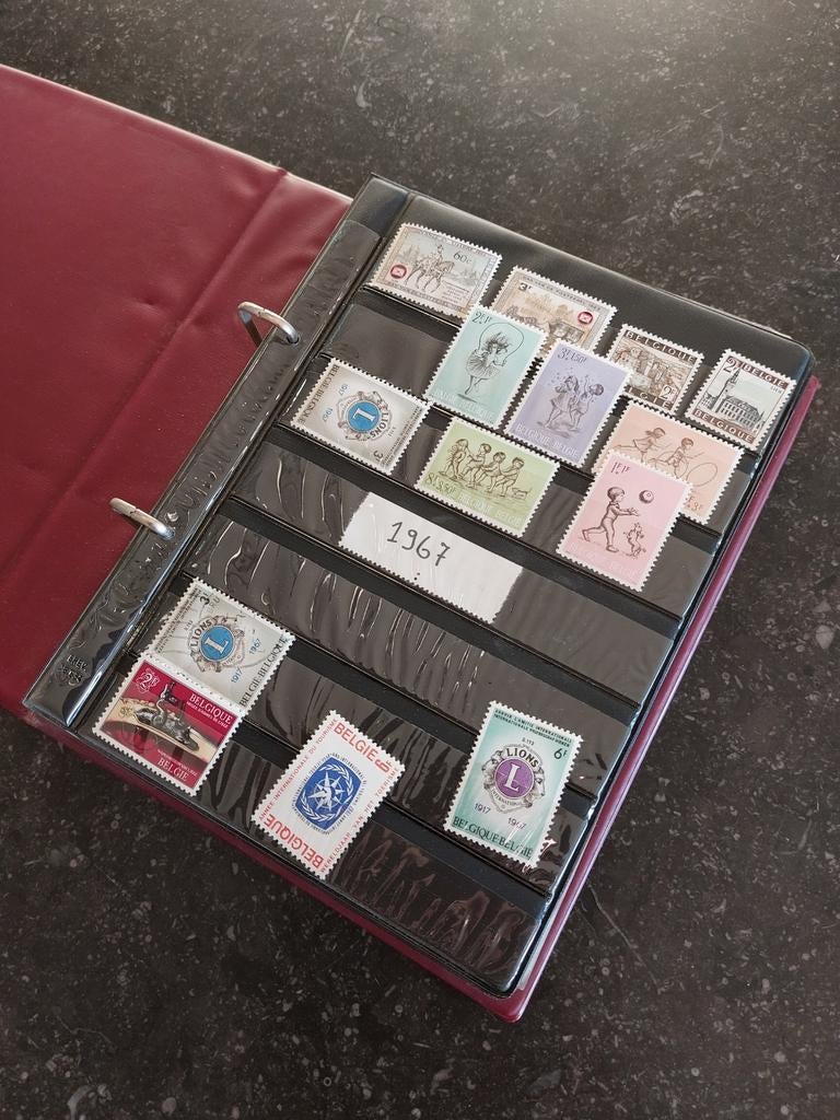 Boekje met een oude postzegelverzameling, Ophalen