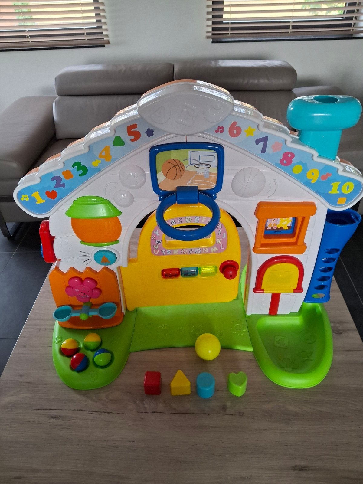 Groot activteitencenter in de vorm van een huisje., Ophalen