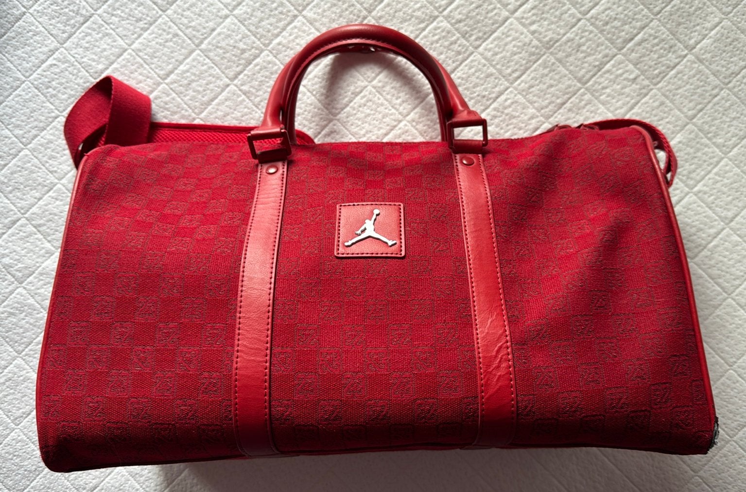 JORDAN MONOGRAM DUFFLE BAG red, Bijoux, Sacs & Beauté, Sacs | Sacs de sport, Enlèvement, Utilisé